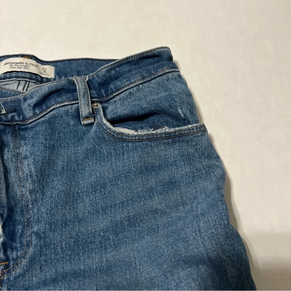 Abercrombie‎ 90s Straight Ultra High Rise Jeans size 27 Distressed Hem crossover